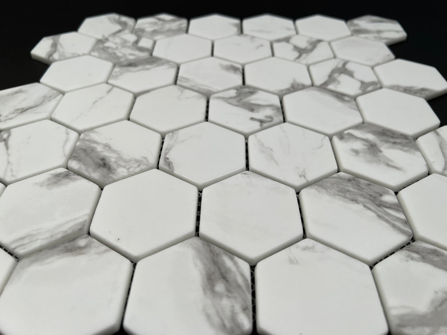 300X302 GLASS X48-CATC HEX CARRARA